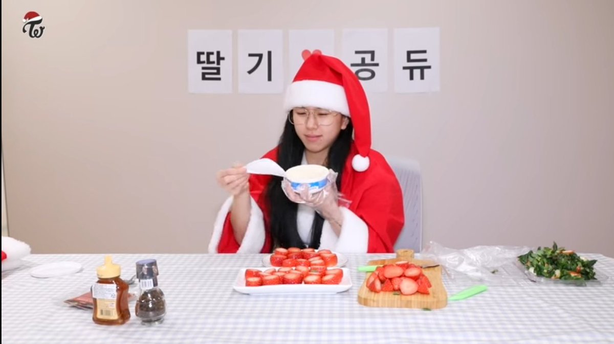 mdjcbht's tweet photo. Such a cutie Chaeyoungie! 🥰 #strawberryprincess @JYPETWICE https://t.co/VjJm78wdSy