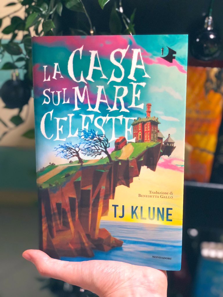 Dario_Moriconi's tweet photo. #LaCasaSulMareCeleste Iinsegna a prendersi le proprie responsabilità, a combattere il pregiudizio, ad avere il coraggio di scegliere se stessi e la propria vita, a vivere anziché sopravvivere. #fallabreve #recensione #libri #leggere #LGBTQIA https://t.co/hqDyV5imge