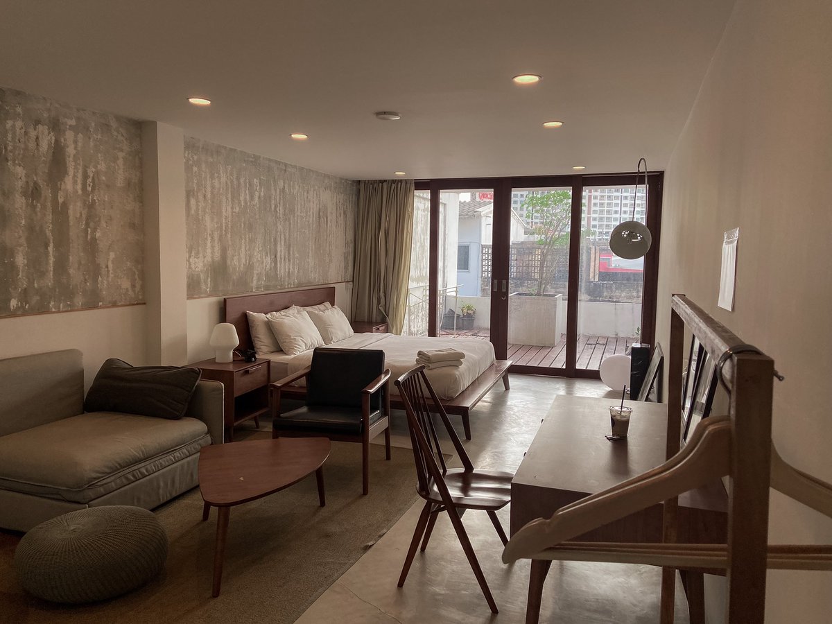 boyinjuly's tweet photo. ว่างๆก็เปลี่ยนบรรยากาศมานอนโฮสเทลกันบ้าง ที่ Shophouse 26 แถวพระโขนง จองผ่าน Airbnb มาคืนละพันกว่าบาท มู้ดดีมากก แสงสวยมีระเบียงกว้าง แต่ไม้แอบผุต้องระวัง ของแต่ห้องคือดีไปหมด ห้องน้ำก็กว้าง คือตอนแรกว่าจะแค่เปลี่ยนที่นอนกันเล่นๆแต่ได้รูปกลับไปเพียบบ ข้างล่างเป็นร้านกาแฟด้วย https://t.co/P5jxjFR5y2
