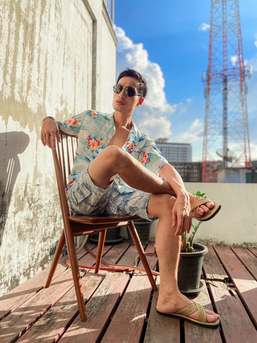 boyinjuly's tweet photo. ว่างๆก็เปลี่ยนบรรยากาศมานอนโฮสเทลกันบ้าง ที่ Shophouse 26 แถวพระโขนง จองผ่าน Airbnb มาคืนละพันกว่าบาท มู้ดดีมากก แสงสวยมีระเบียงกว้าง แต่ไม้แอบผุต้องระวัง ของแต่ห้องคือดีไปหมด ห้องน้ำก็กว้าง คือตอนแรกว่าจะแค่เปลี่ยนที่นอนกันเล่นๆแต่ได้รูปกลับไปเพียบบ ข้างล่างเป็นร้านกาแฟด้วย https://t.co/P5jxjFR5y2
