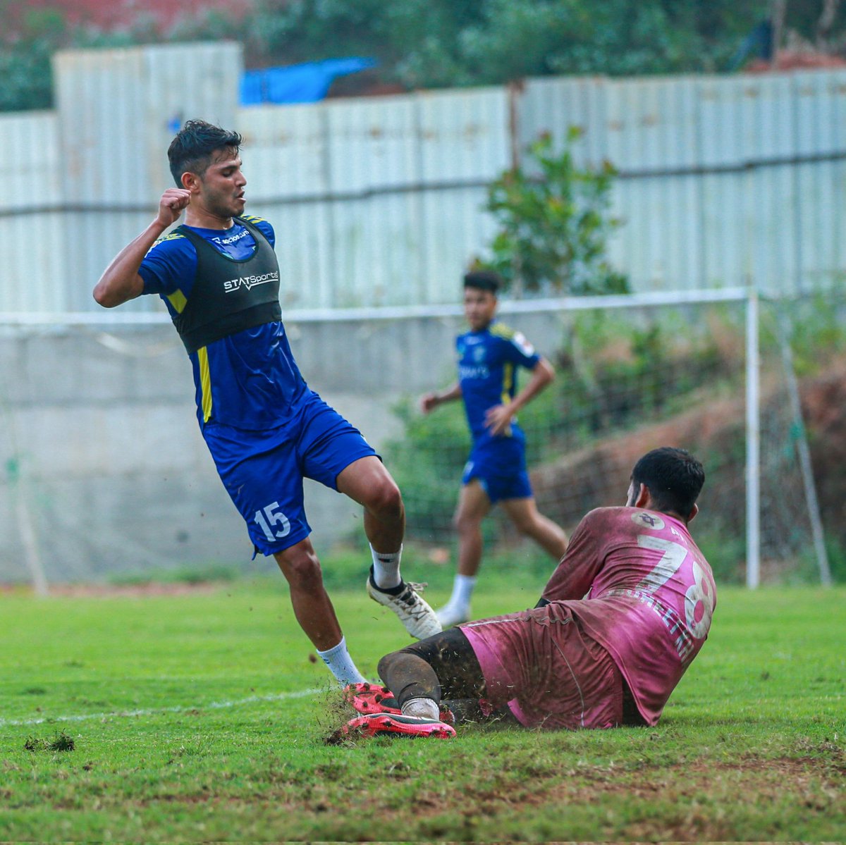 KeralaBlasters's tweet photo. Not afraid to get our hands dirty! 💪🏽

#YennumYellow #KBFC #കേരളബ്ലാസ്റ്റേഴ്സ് https://t.co/5b5fbXmuWO