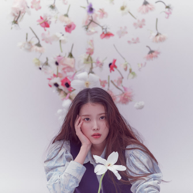 Kkorepo's tweet photo. 歌手 #IU のニューアルバム「#Piecies」が人気 各種音楽チャートで1位を獲得https://t.co/1AnPcHsbmG https://t.co/STy2Ku4iCy