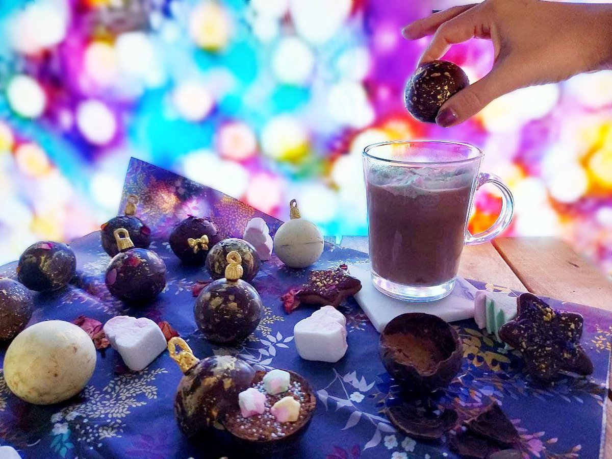 ArtDomna's tweet photo. Sharing homemade chocolate drinks with family 🍫 loved the process of making these #Christmas #Chocolate bombs 🎊 for the first time #HappyHolidays #OrnamentofTheDay https://t.co/BctGb9bm2w