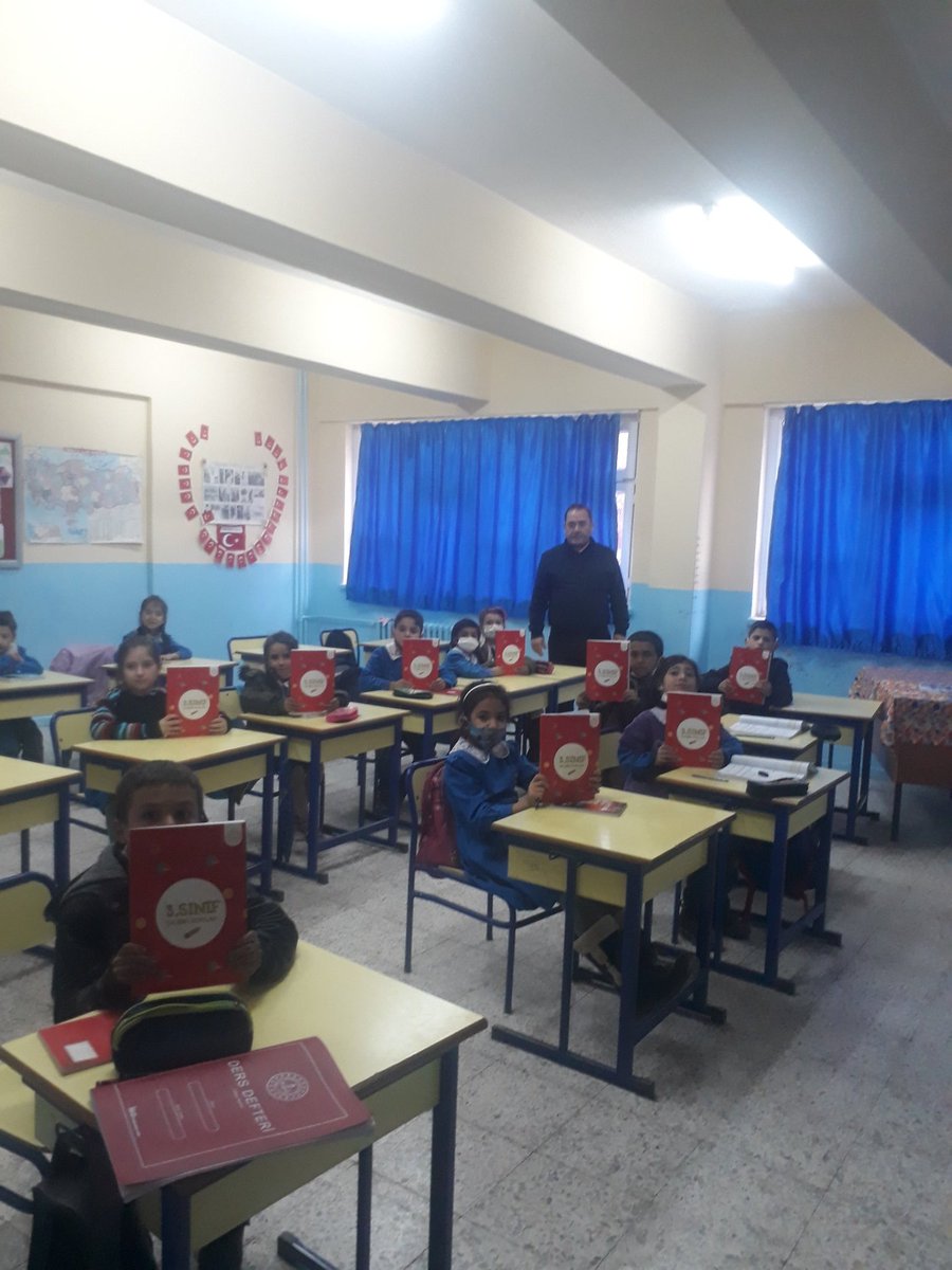 KaleOzluce's tweet photo. Okulumuz https://t.co/yQf0PELcRe 8.Sinıf öğrencilerimize soru bankası dağıtımı yapıldı.Emeği geçen herkese teşekkür ederiz. https://t.co/tGh0edmsa0