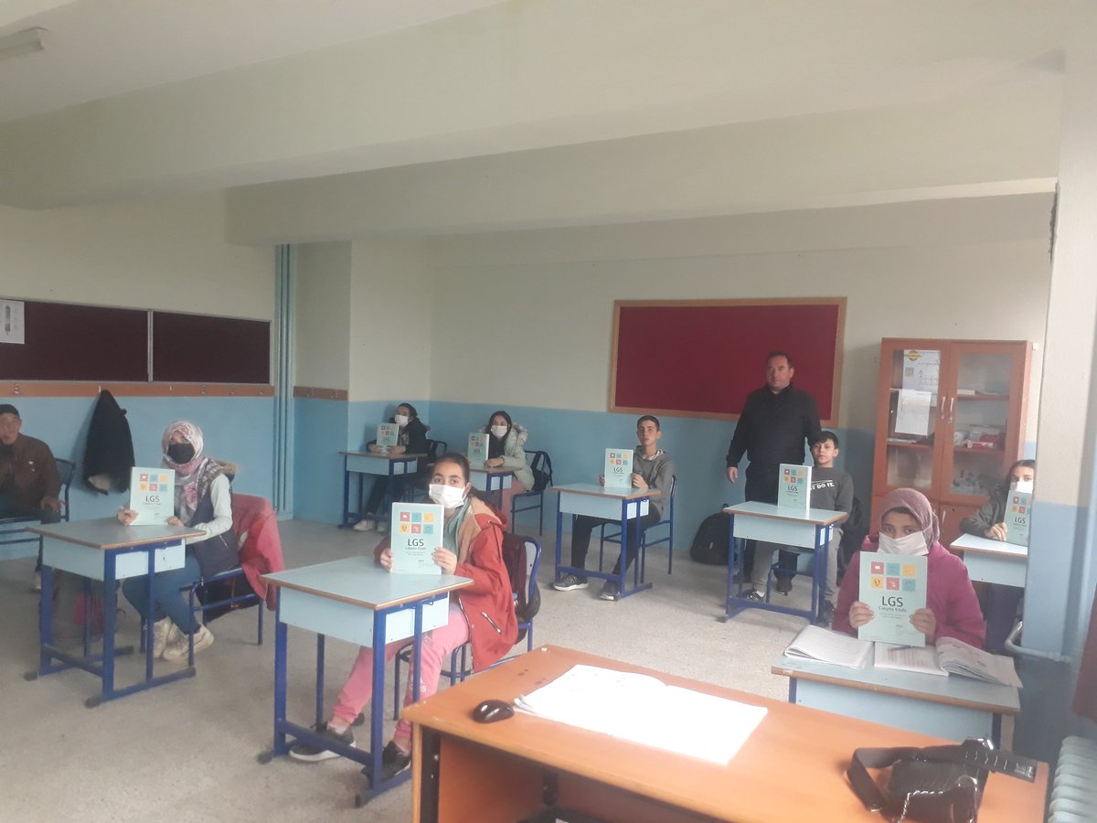 Okulumuz 3.ve 8.Sinıf öğrencilerimize soru bankası dağıtımı yapıldı.Emeği geçen herkese teşekkür ederiz.