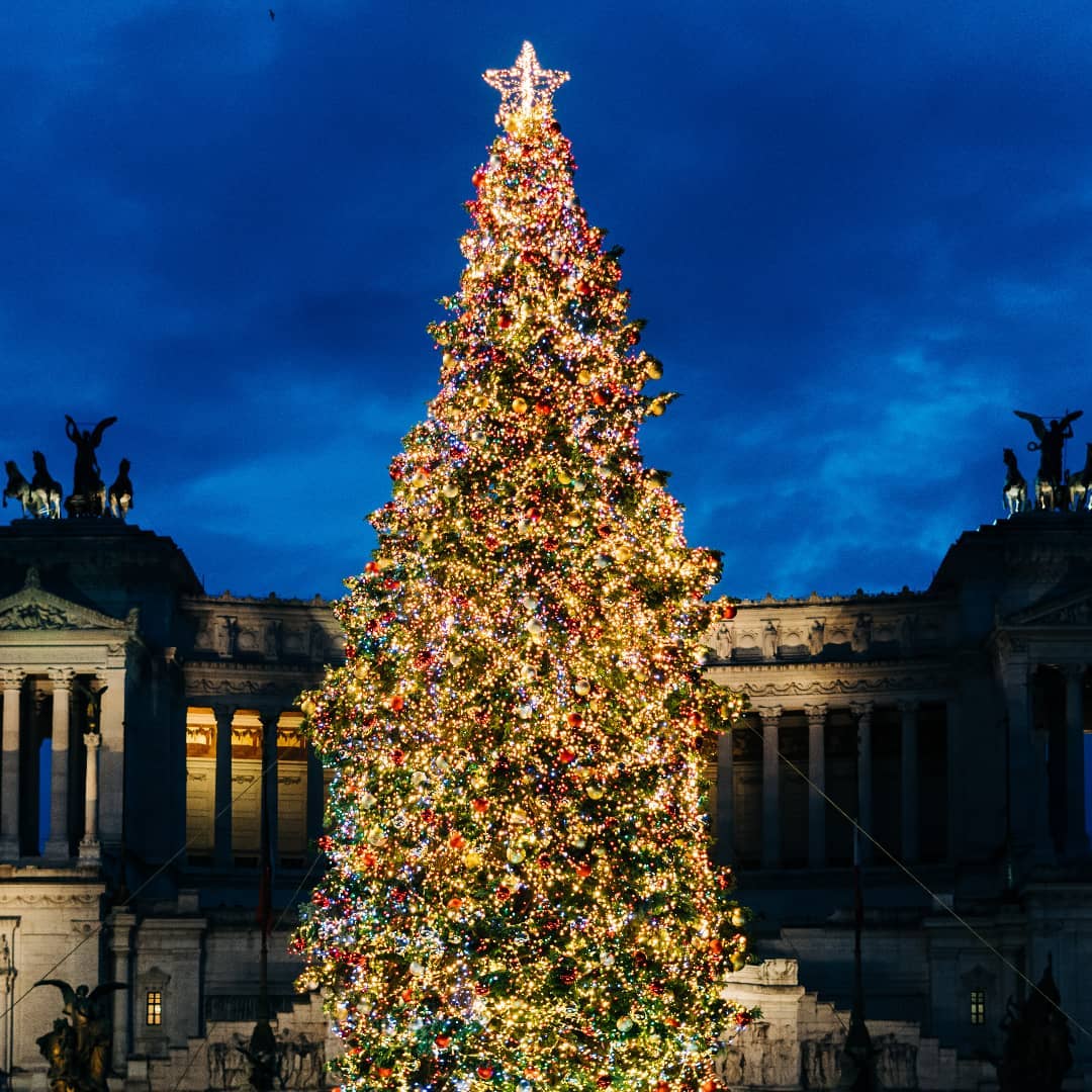 Discovery_GT's tweet photo. @D_GTours wishes you all peace, joy and happiness, this holiday season and every day of the year.
Merry Christmas and a Happy New Year from Rome! 🏛️🌲🌌🌠❤️
Even in the dark, there will be light and color...
[Thank you so much to Gabriella Clare Marino for the tribute❤️] https://t.co/8SOM7egZUc