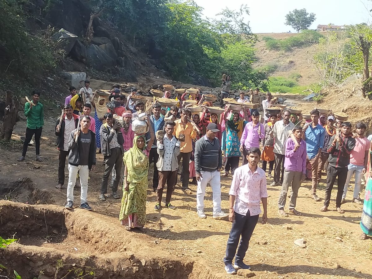 પોશિના તાલુકા ના પીપળીયા ગામે ચેક ડેમ ઊંડાઈ નુંકામ ચાલુ કરેલ જેમાં શ્રમિકો ને ગાઈડ લાઈન મુજબ નું ની સમજૂતી અપાઈ અને પૂરતી રોજગારી મળી રહે એ હેતુ થી તાસ્ક ફાળવાયા