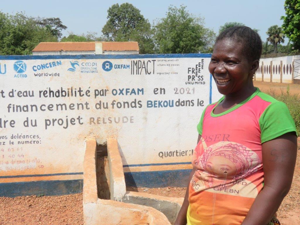 A Bria, Angèle fait désormais sa lessive au bord d'un point d'eau du RELSUDE | Capacity4dev europa.eu/!HbqYTp