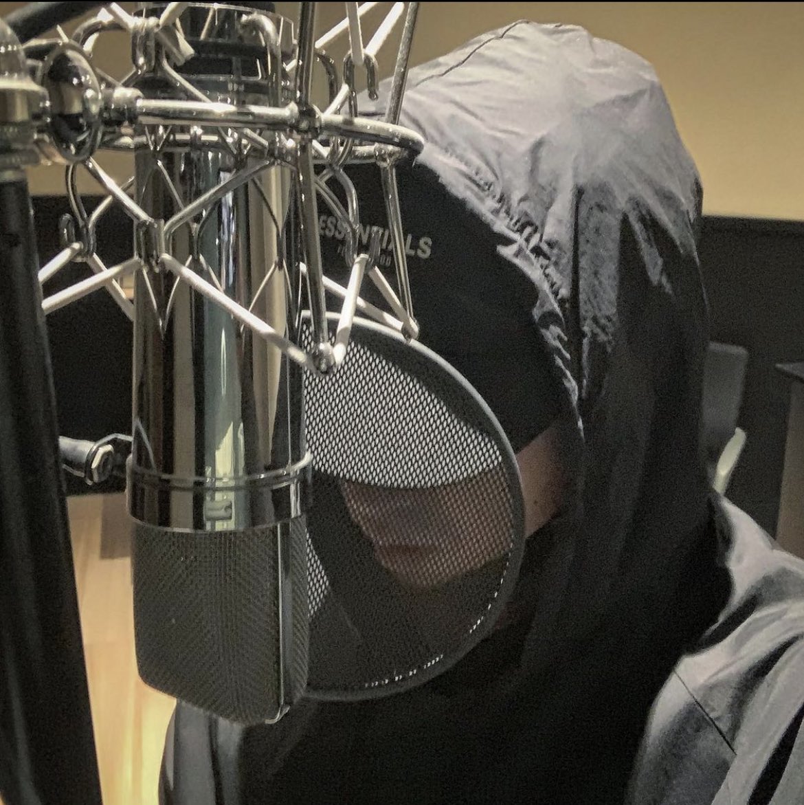 마치 내 기분 일끝나고돌아왔는데 옆집 꼬맹이가 내 집에서 라면 끓여 먹고 있는 거 본 기분