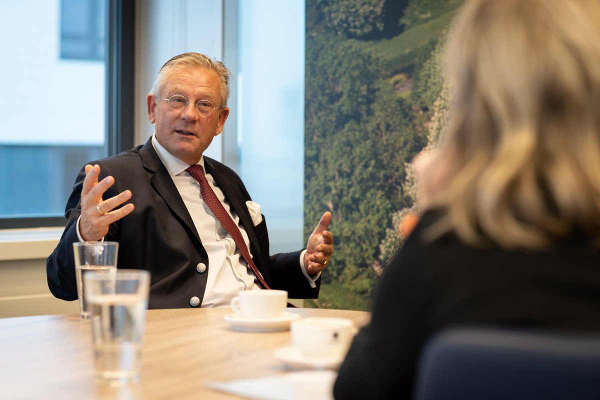 gem_zaltbommel's tweet photo. 'Een samenleving gaat om samen-leven', vraaggesprek met burgemeester Van Maaren | Burgemeester Van Maaren over de aankomende jaarwisseling, over gemeente en gemeenschap, en over normen, waarden en respect. Benieuwd? Lees hier het volledige interview: https://t.co/jYatmW7jF0 https://t.co/ByEhKr90xo