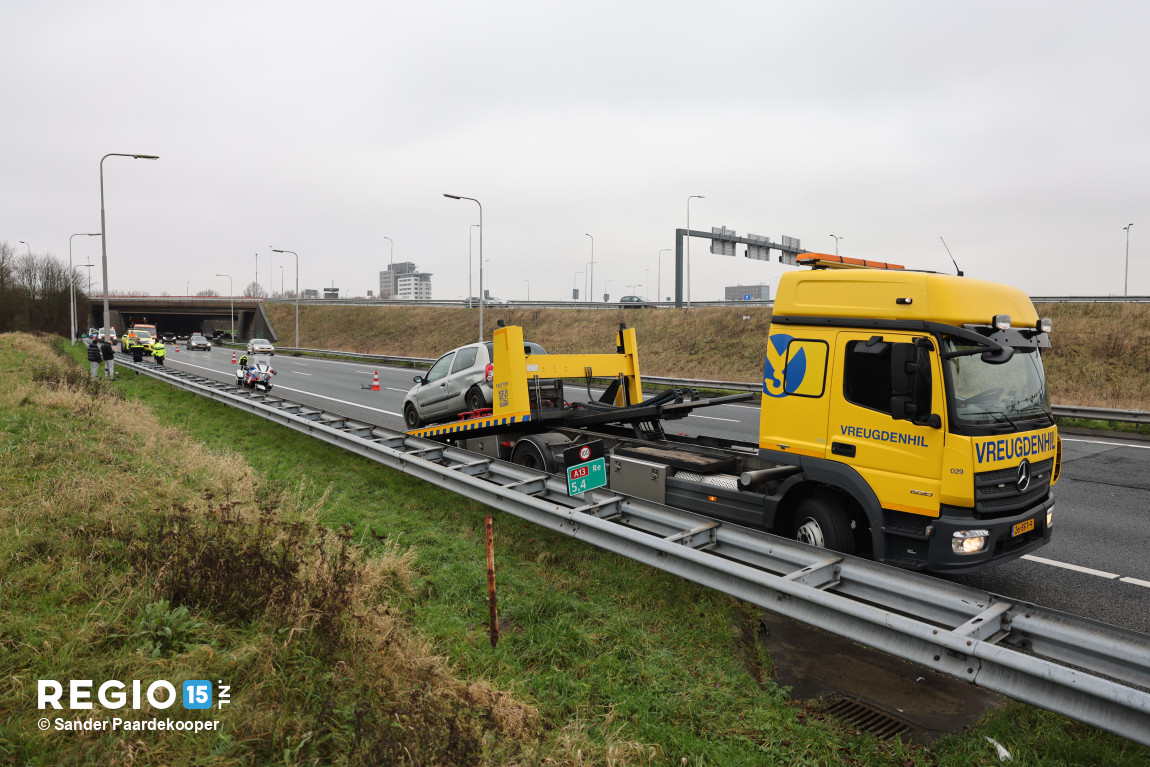 Berger <a href="/Vreugdenhil_/">Vreugdenhil Berging</a> voert de auto af. Firma Vermeulen komt ter plaatse om de vangrail te repareren. #A4 #A13