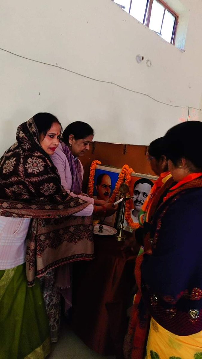 SeemaBjp4up's tweet photo. प्रतापगढ़ के पट्टी विधानसभा की महिला कार्यशाला की बैठक में मुख्य अतिथि के रुप में उपस्थित हुई।

@BJP4India @BJP4UP https://t.co/SkyGpzD6oe