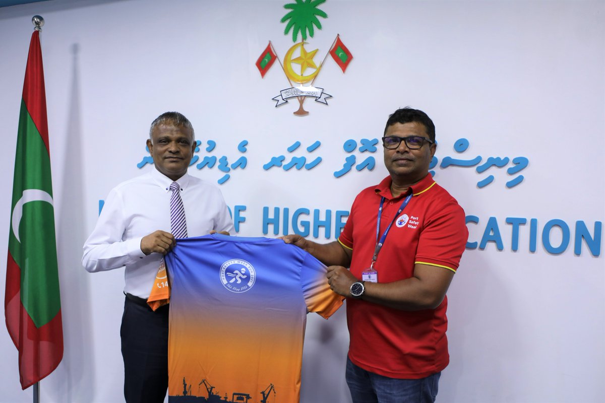 Portmv's tweet photo. CEO Shahid Ali presented the official jersey of #PortSafetyRun jersey to Minister of Higher Education, Dr Ibrahim Hassan. https://t.co/9YFSSszqmD