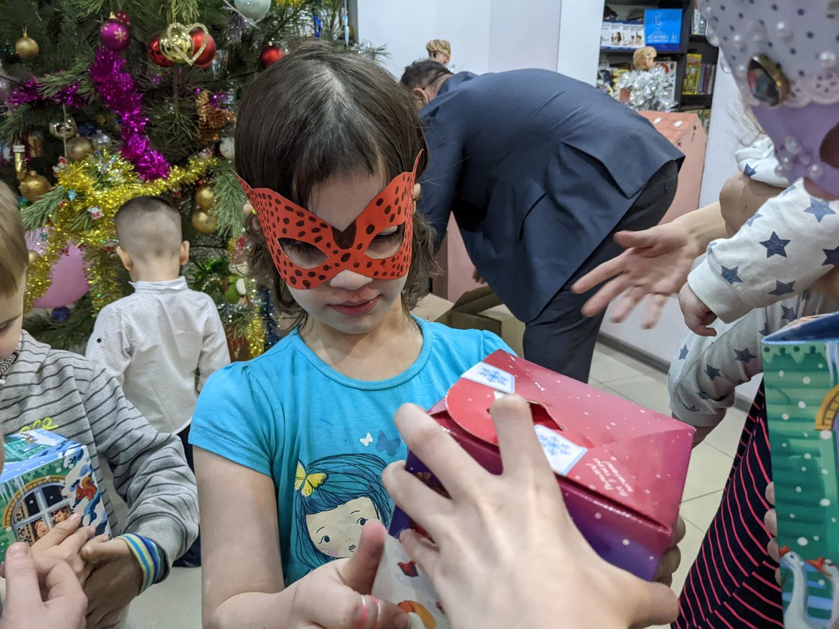 ragimov063's tweet photo. Ещё одно доброе дело, ещё больше радостных детей! 
Поздравили с Новым годом детей центра социальной помощи женщинам  "Ты не одна", чьи родители по непредвиденным обстоятельствам стали нуждаться в социальной помощи
Всех с наступающим🎉
#новыйгод  #ЕдинаяРоссия https://t.co/XbY5xwZ9AZ