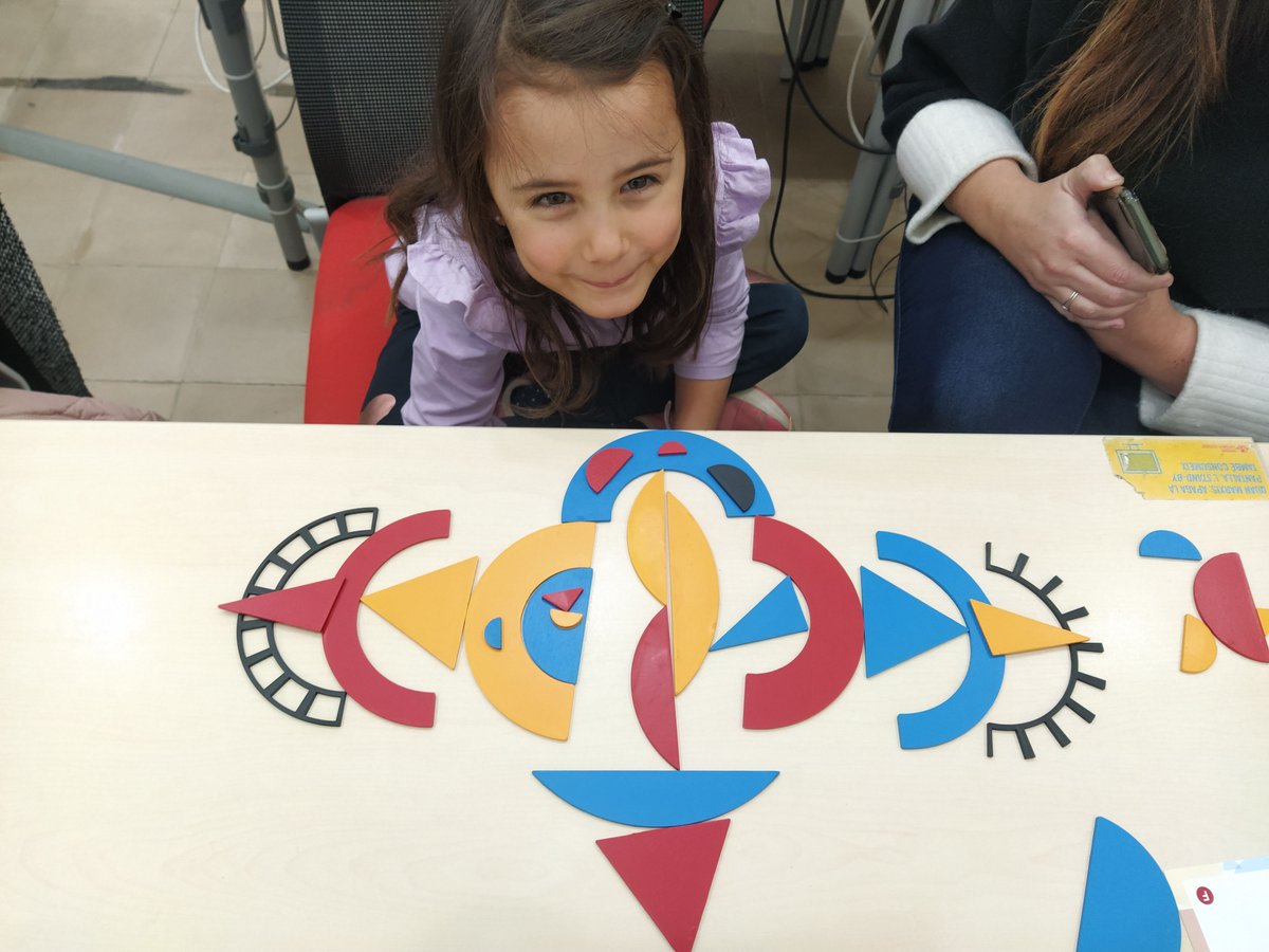 fab_casadelmig's tweet photo. Taller familiar| Avui tenim ganes de mostrar-vos tallers que ens han flipat! I és que el joc bautype és d'allò més creatiu, i cada persona va poder endur-se la lletra inicial del seu nom tallada en làser! També vam estar jugant i experimentant! 
Va ser un taller espectacular! 🎨 https://t.co/t2e8oKXlyJ
