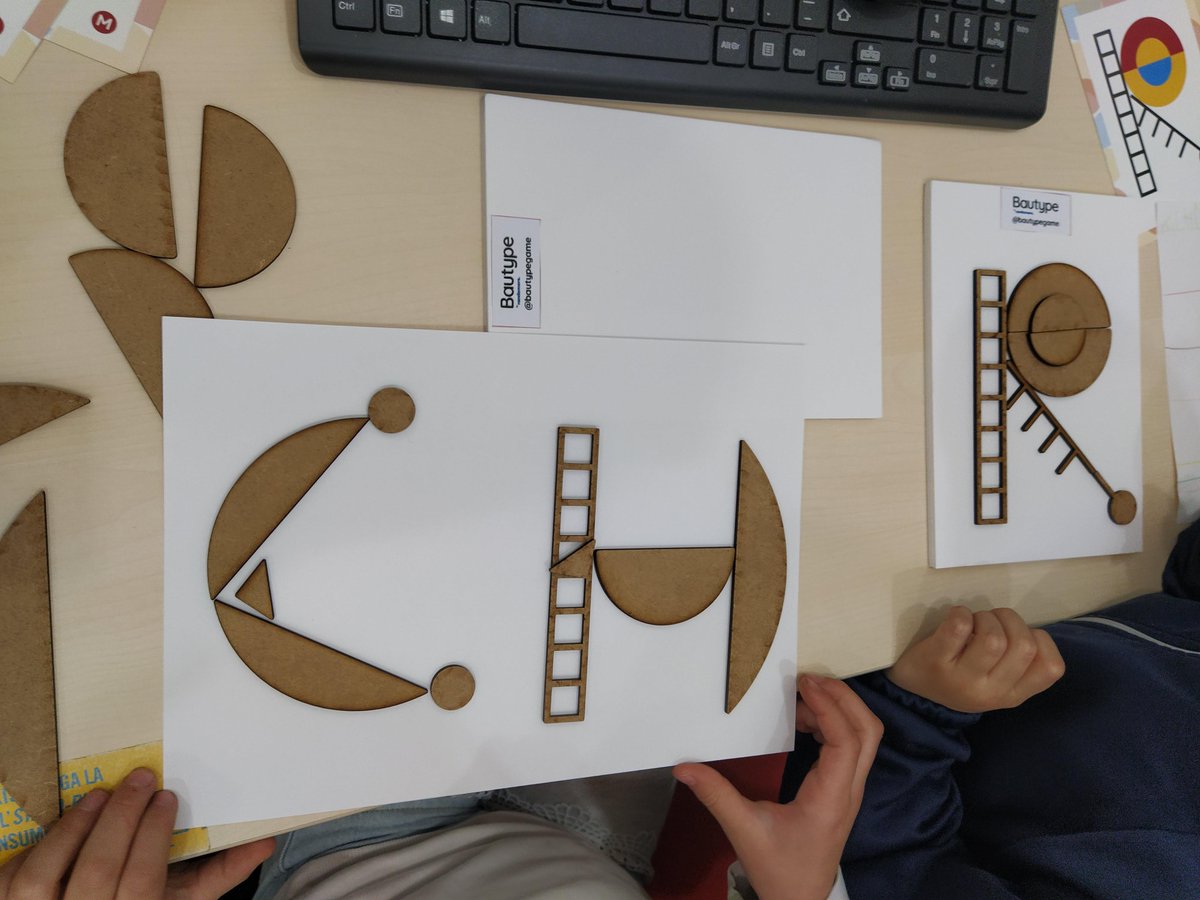 fab_casadelmig's tweet photo. Taller familiar| Avui tenim ganes de mostrar-vos tallers que ens han flipat! I és que el joc bautype és d'allò més creatiu, i cada persona va poder endur-se la lletra inicial del seu nom tallada en làser! També vam estar jugant i experimentant! 
Va ser un taller espectacular! 🎨 https://t.co/t2e8oKXlyJ