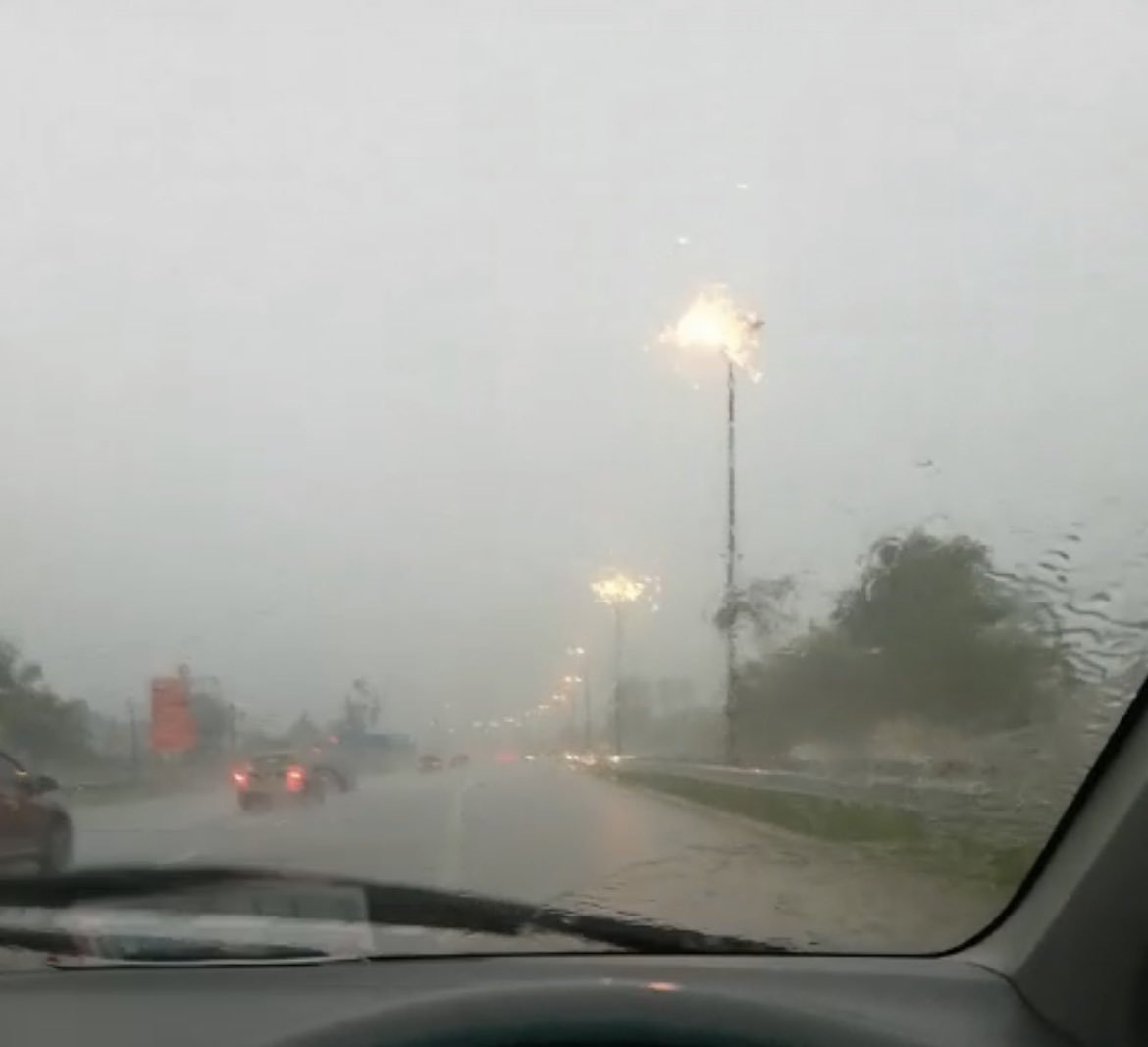 Tempat aokme hujan lebat dok ? Ada beberapa tempat air nak naik dah tu.