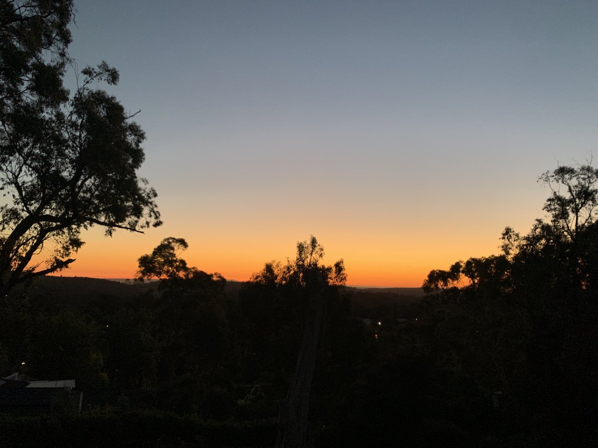 Mizzy_ee's tweet photo. Another stunning sunset, looking hot for NYE in the hills 😉 https://t.co/3c3do4zGVB