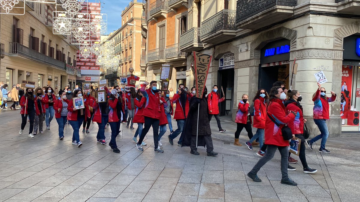bbtcomite's tweet photo. Seguimiento del 100% en el 3er día de huelga en el Barcelona Bus Turístic. El servicio está paralizado y lo seguirá en los próximos meses mientras no cese la pésima gestión, los impagos a trabajadores y las irregularidades en el SEPE y Seguridad Social de @magmacultura #aCotxera https://t.co/RvukUwfpnj
