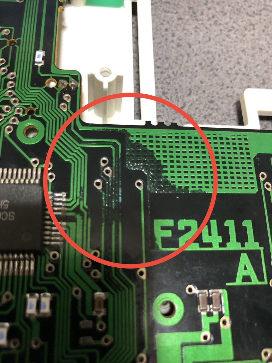 mtama315's tweet photo. ぱっと見大丈夫そうなのにキーに触れると変な動作してしまうPC-2500S、内蔵電池の液漏れによる腐蝕がこんなとこにあったのか。
バイパス手術が必要だなこりゃ。
でも明日はジルべ行くし、時間がないなぁ。
#SHARP #PC2500S https://t.co/SCkw1ZiDOY