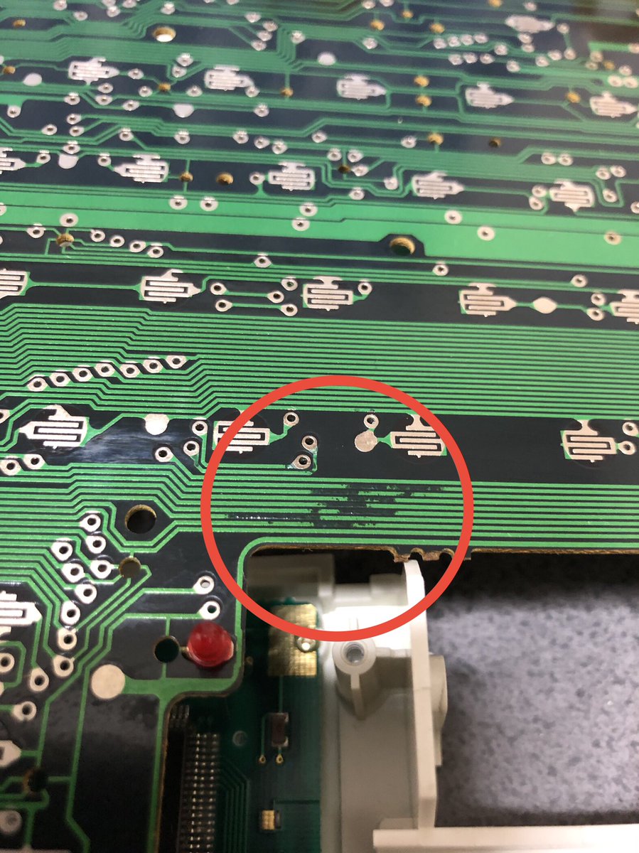 mtama315's tweet photo. ぱっと見大丈夫そうなのにキーに触れると変な動作してしまうPC-2500S、内蔵電池の液漏れによる腐蝕がこんなとこにあったのか。
バイパス手術が必要だなこりゃ。
でも明日はジルべ行くし、時間がないなぁ。
#SHARP #PC2500S https://t.co/SCkw1ZiDOY