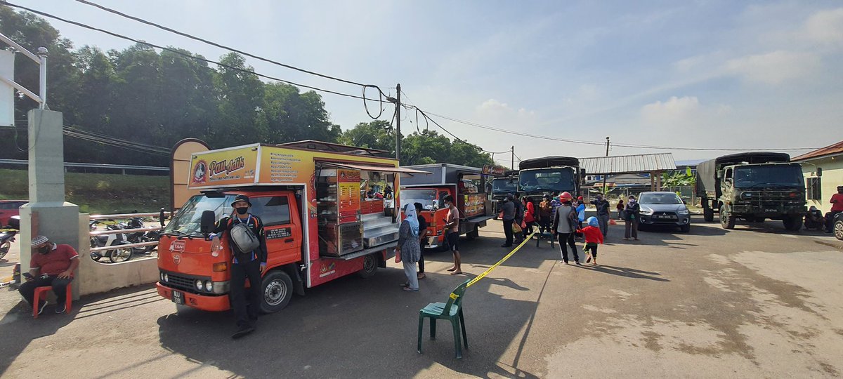 SyuxRahim's tweet photo. Sumbangan Amal Bantuan Makanan ( ready to eat) Foodtruck kepada mangsa2 banjir di Kg Bkt Lanchong, Shah Alam, Selangor https://t.co/dZvBzuTg8c