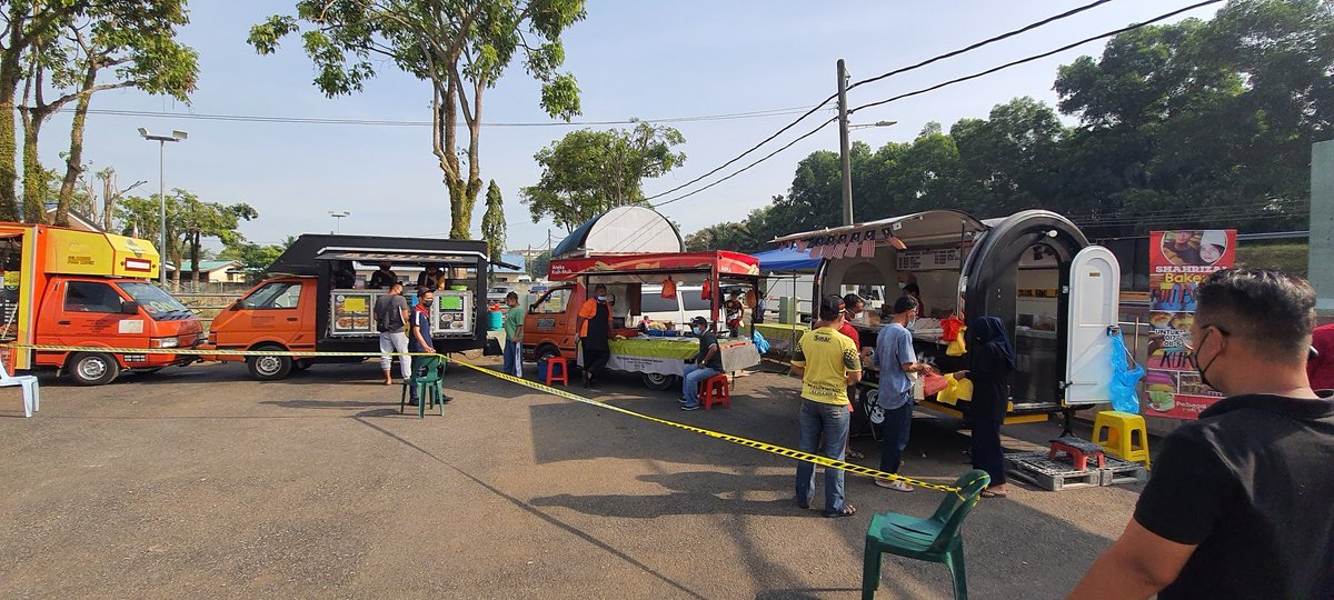 SyuxRahim's tweet photo. Sumbangan Amal Bantuan Makanan ( ready to eat) Foodtruck kepada mangsa2 banjir di Kg Bkt Lanchong, Shah Alam, Selangor https://t.co/dZvBzuTg8c