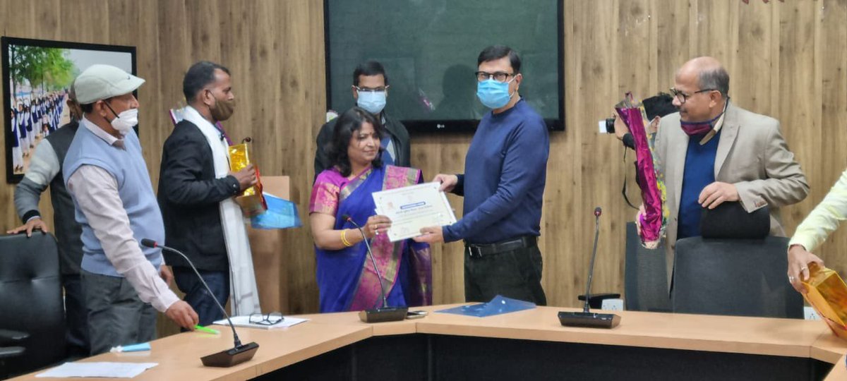 sanjayjavin's tweet photo. in continuation of 5/9/2021,best teacher award was given to smt sunita sinha,headmistress,model residential school ,bhainsasur,nalanda and shri shashi bhusan shahi,asst teacher,upgraded middle school,tensuaar,ekma,saran.may they be the role model of all students and teachers. https://t.co/y2V8CqeIeN