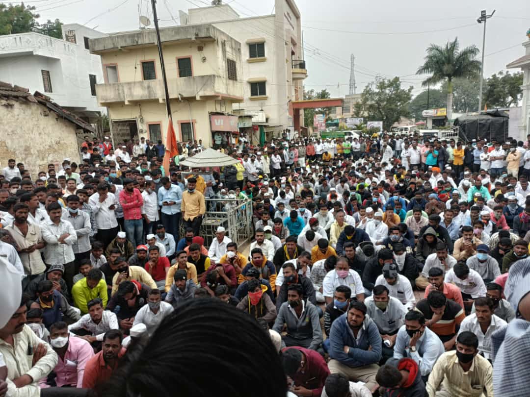 GBKore's tweet photo. घाटा घाटात घुमणार भिर्रर्रर्ररर....ची आरोळी...सर्वोच्च न्यायालयाने परवानगी दिल्यानंतर 1 जानेवारीला लांडेवाडी (ता.आंबेगाव) येथे @MPShivajirao यांच्या नेत���त्वाखाली #बैलगाडाशर्यत होत आहे. शर्यतीसाठीचे टोकण घेण्यासाठी लांडेवाडी येथे बैलगाडा मालक, शौकीनांची झालेली गर्दी. @AGROWON https://t.co/0W6S1Kk2LX