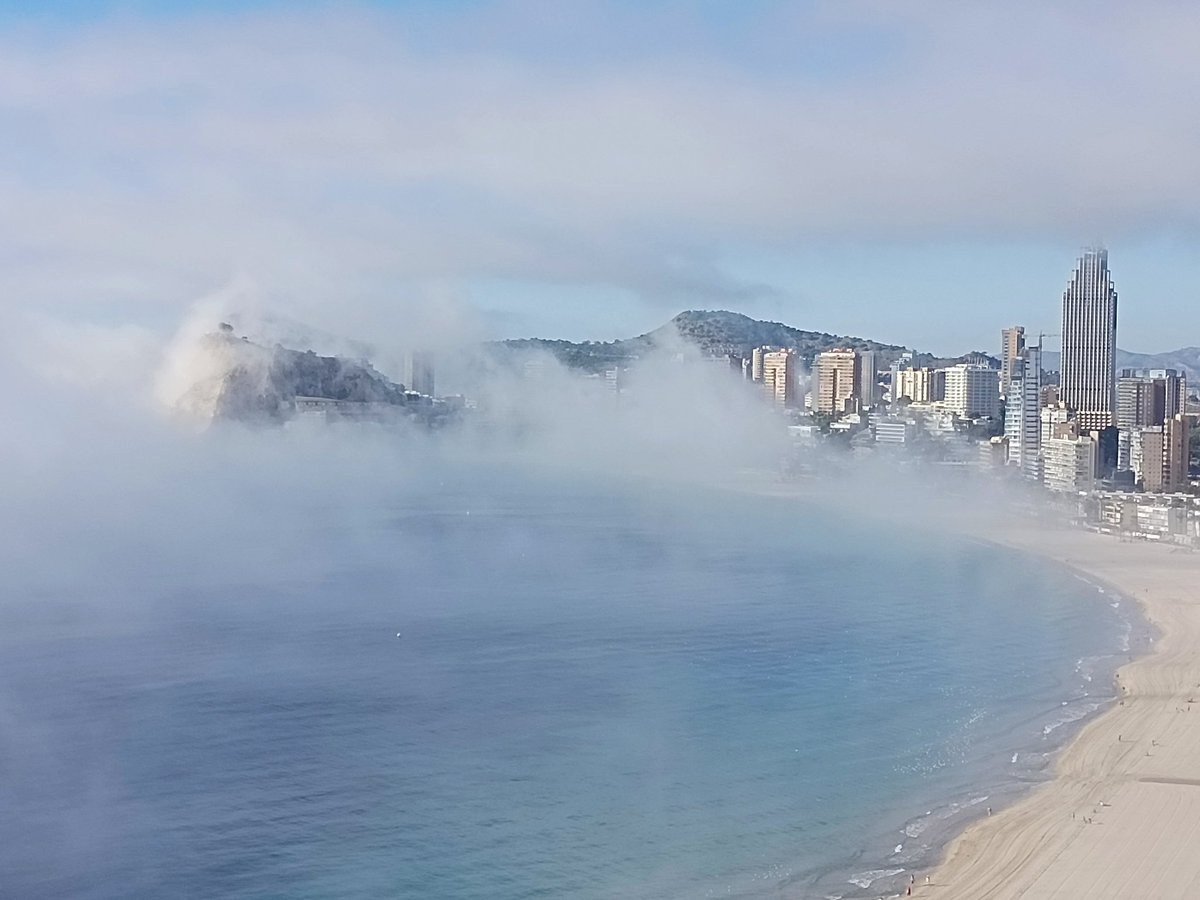 fergarlop's tweet photo. Pedazo niebla que acaba de entrar en Benidorm desde el mar. Lo he vivido en directo mientras disfrutaba de las vistas de este paraíso alicantino. https://t.co/adW9xfycse