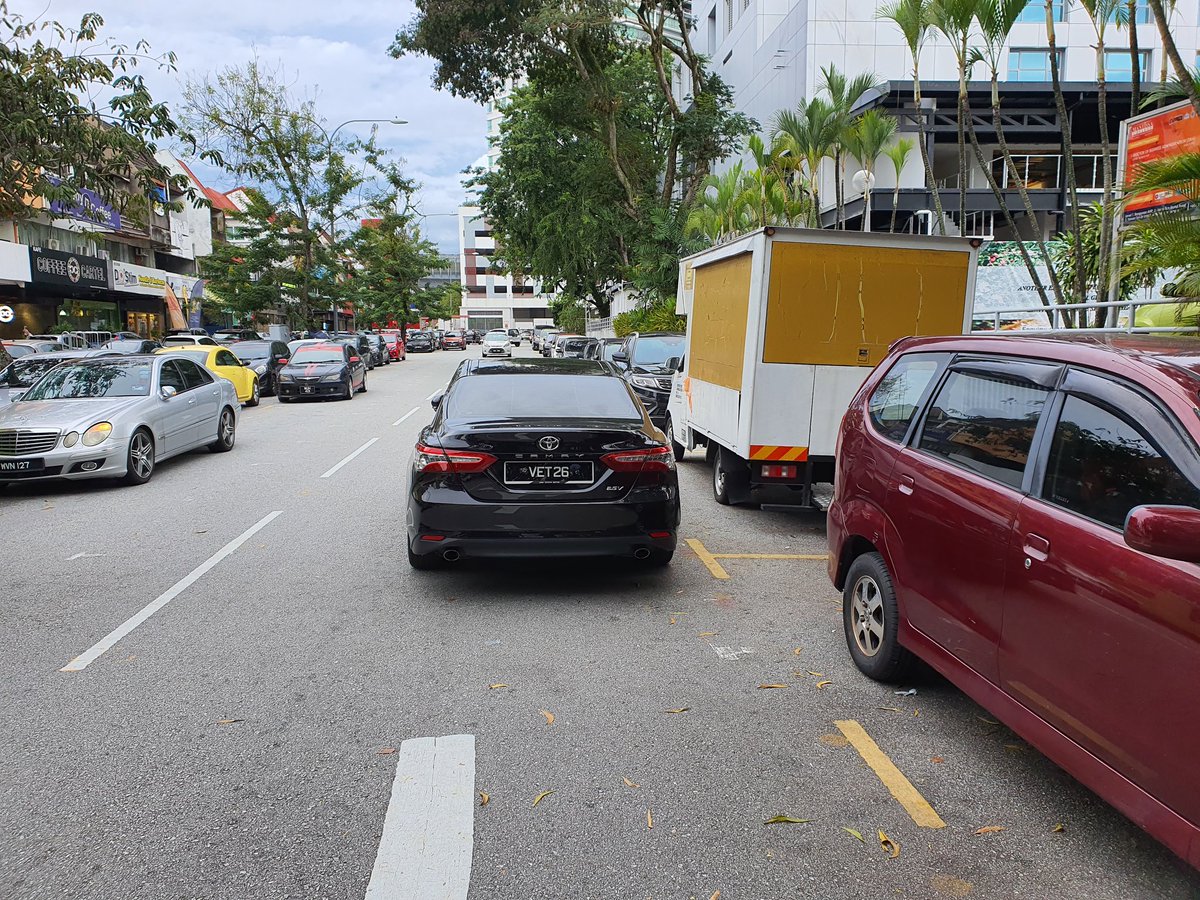 imokman's tweet photo. Kereta Camry VET26, sticker @PemudaUMNOMy &amp; Kompleks Kerajaan Persekutan Block D... parking di tengah jalan di kawasan komersial Taman Tun depan McD's #likeabaws @DBKL2u @hannahyeoh https://t.co/qR46YSRZbT