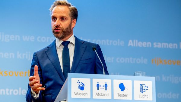 zeefNL's tweet photo. Bijna twee jaar. Alleen maar bezig met de coronacrisis. Alles opzij gezet. Inclusief zijn gezinsleven en veiligheid. 

Minister zijn is een loodzware baan. Hij kreeg terecht en onterechte kritiek, maar hij ging door om ons door de crisis heen te helpen.

Dus daarom, #HugoBedankt! https://t.co/D5CU7DJjKj