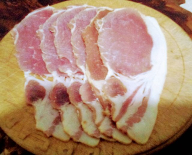 OxfordPig's tweet photo. Graham Bellingham's sweet brine cured bacon, cold smoked over maple wood. From a 3-4 year old sow carcase weight 200kg. #ExploreOSBPork #putosbporkonyourfork #Putbritishporkonyourfork #biteintobritish @SaveGBBacon @GBpork https://t.co/mr9WOBnbZ5