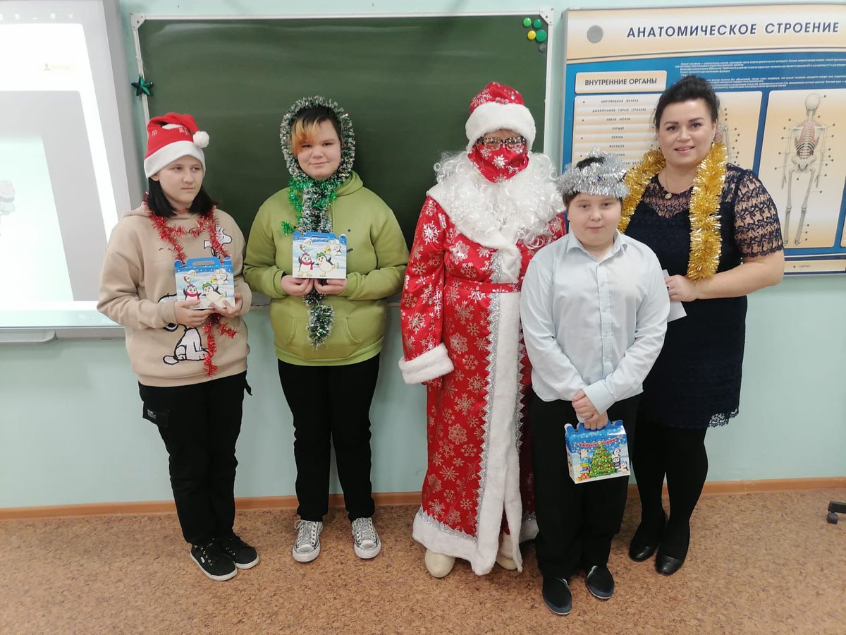 fondembrace2017's tweet photo. Привет! Друзья, мы посетили деток с ограниченными возможностями из школы № 656, чтобы поздравить их с Наступающим Новым годом и вручить подарки. Спонсорами и активными участниками этого праздничного мероприятия выступила семья Романовых: Андрей и Яна. 
https://t.co/MYWRhMBb9c https://t.co/kU73nWyvla