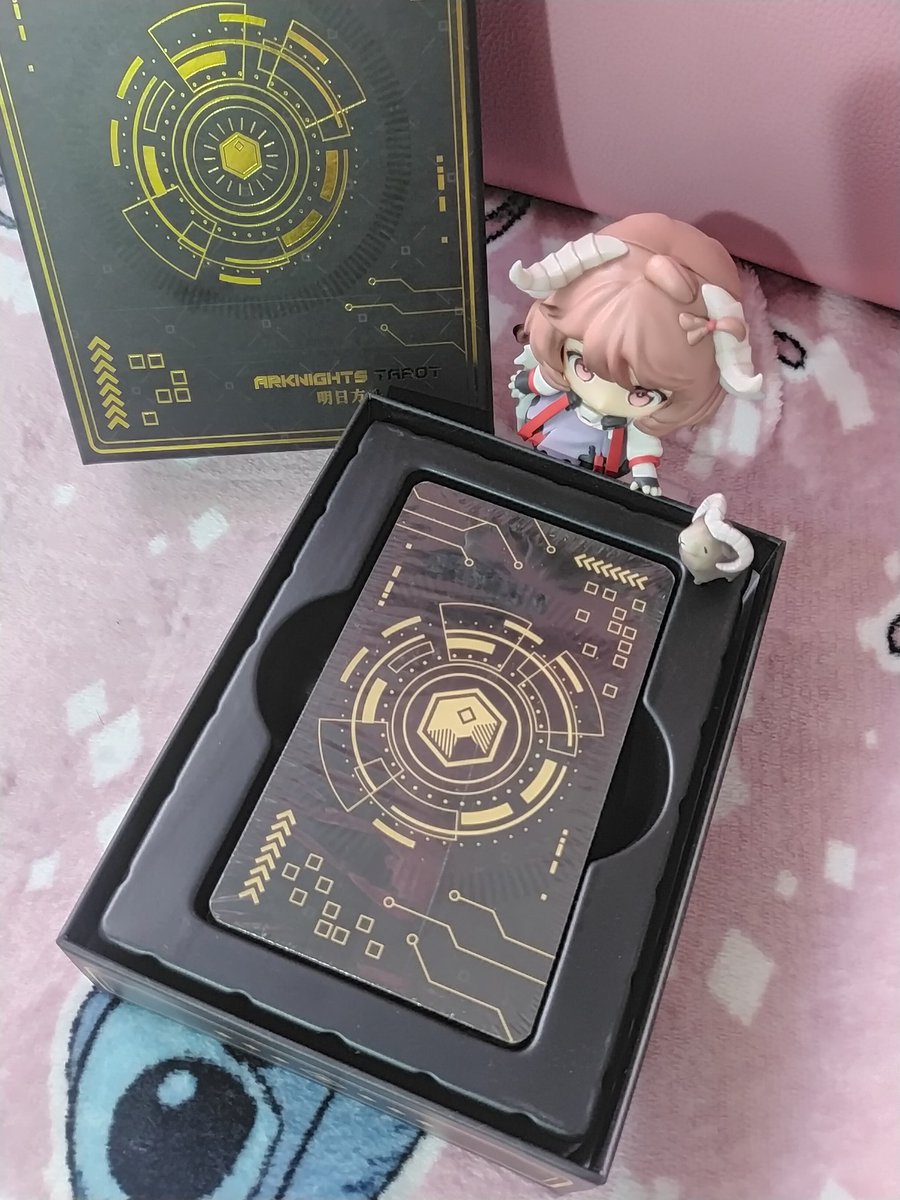 yura_s_arts's tweet photo. Thank you so much @LuckoftheDraw17 for this amazing Xsmas surprise present 😭❤️ I really love how the Arknights Tarot looks, it's a beautiful project full of amazing artists! The presentation looks really fancy 🥺
@arknightstarot https://t.co/ciPkcF5ZbU