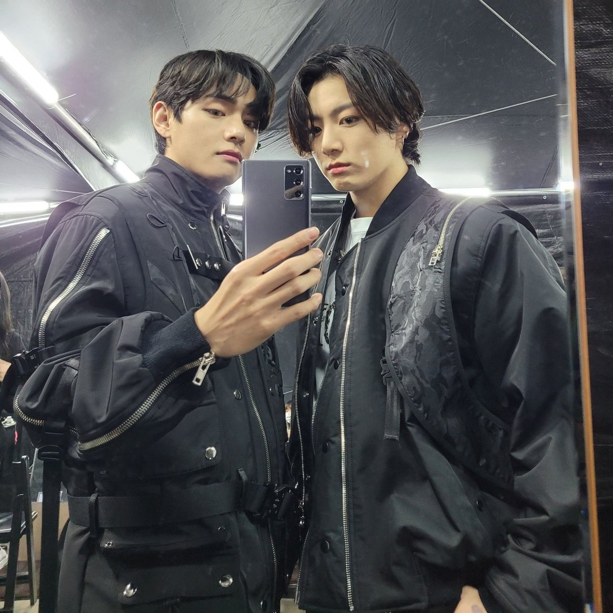 Palak_952's tweet photo. @BTS_twt 2020                     2021 https://t.co/I5So6xrGc0