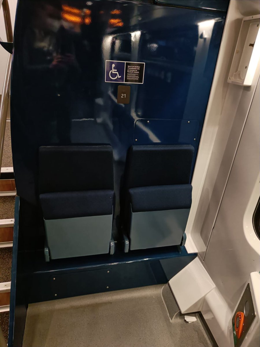 Jerpile's tweet photo. @CdbMaxime @train_nomad Hello @CdbMaxime @train_nomad , bon voyage!
Ils sont sympas vos nouveaux trains, par contre, quand on paye un billet en 1ère classe et qu'on se retrouve là comme cela a été mon cas, c'est moins cool :-( https://t.co/SbfAZJ356u