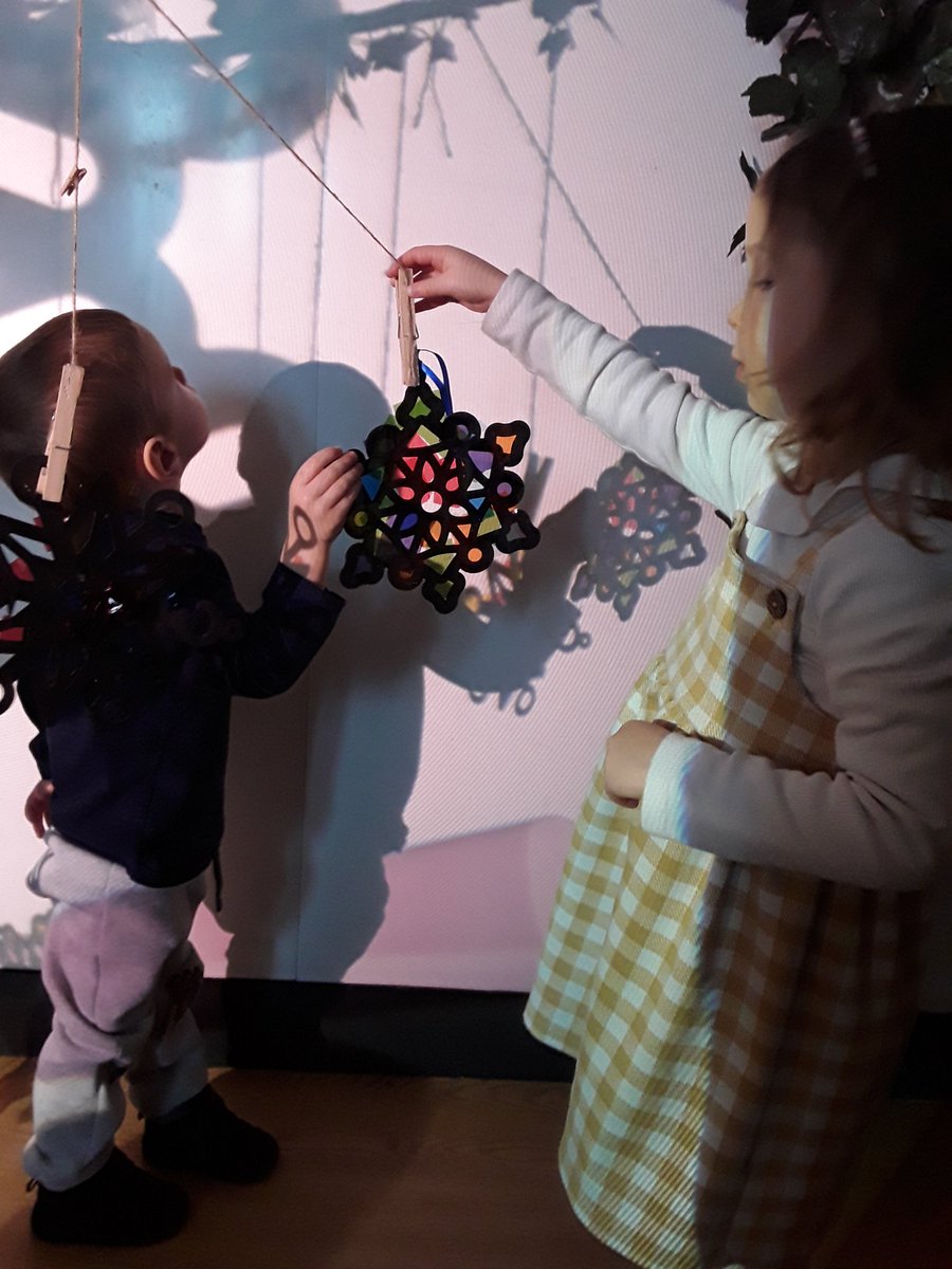 AshbridgeMaxy's tweet photo. It has been amazing experiencing and observing the contrasting colour pieces in a snowflake patterned frame. #atelier @NDNAtalk #eytalking #eyfstwittertagteam #curiostybased #lightandshadowstudioatmaxy https://t.co/M6rUMCEDE0