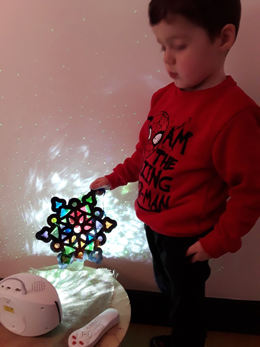 AshbridgeMaxy's tweet photo. It has been amazing experiencing and observing the contrasting colour pieces in a snowflake patterned frame. #atelier @NDNAtalk #eytalking #eyfstwittertagteam #curiostybased #lightandshadowstudioatmaxy https://t.co/M6rUMCEDE0