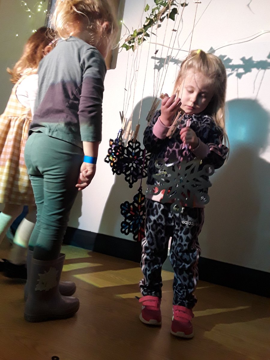 AshbridgeMaxy's tweet photo. It has been amazing experiencing and observing the contrasting colour pieces in a snowflake patterned frame. #atelier @NDNAtalk #eytalking #eyfstwittertagteam #curiostybased #lightandshadowstudioatmaxy https://t.co/M6rUMCEDE0