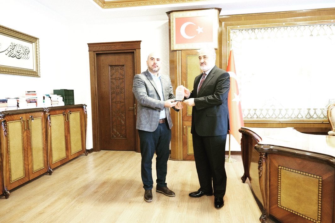 TopuzLegal's tweet photo. Şube Başkanımız Av. Umut Tamer TOPUZ,Adana İl Müftüsü Sayın Doktor Hasan ÇINAR beyefendiyi Makamında ziyaret ederek, özverili ve başarılı çalışmalarından ötürü bir teşekkür plaketi takdim ettiler. Nazik misafirperverliklerinden ötürü il Müftülüğümüze teşekkür ederiz. https://t.co/NKULL2Kf4K