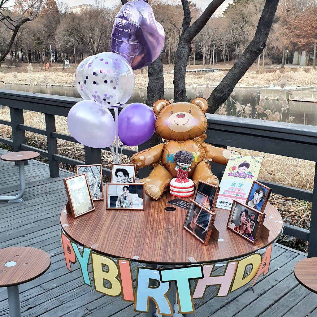 taebirth1230's tweet photo. 오늘 하루 모두들 행복하셨나요?

추운 날씨에도 피크닉 테이블 방문해주셔서 감사합니다💜

태형이 생일이라 그런지
저녁 하늘과 구름도 너무 예뻐서 
아미님들과 공유합니다🥰

남은 태천절도 햅뷔한 시간들로 가득하시길 바랍니다!

태형아 생일축하해🎉
#HAPPYVDAY
#아미의베프_태형아생일축하해 https://t.co/hBGYBZ2UCy