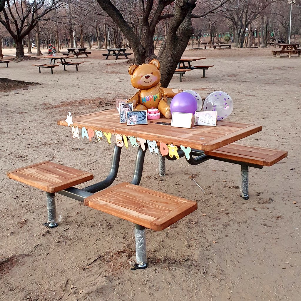 taebirth1230's tweet photo. 오늘 하루 모두들 행복하셨나요?

추운 날씨에도 피크닉 테이블 방문해주셔서 감사합니다💜

태형이 생일이라 그런지
저녁 하늘과 구름도 너무 예뻐서 
아미님들과 공유합니다🥰

남은 태천절도 햅뷔한 시간들로 가득하시길 바랍니다!

태형아 생일축하해🎉
#HAPPYVDAY
#아미의베프_태형아생일축하해 https://t.co/hBGYBZ2UCy