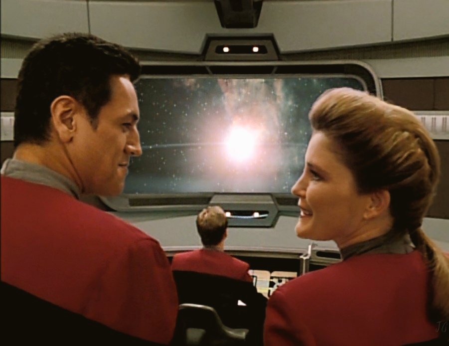 Jenny74656's tweet photo. #365daysofRB Day 364
With 2022 fast approaching, who else is excited for the reunion of Janeway and Chakotay? ❤❤❤ 
Have a great Thursday! 😘
#JanewayChakotay #StarTrekVoyager #StarTrek 🖖 #RobertBeltran https://t.co/SkLt20YGIN