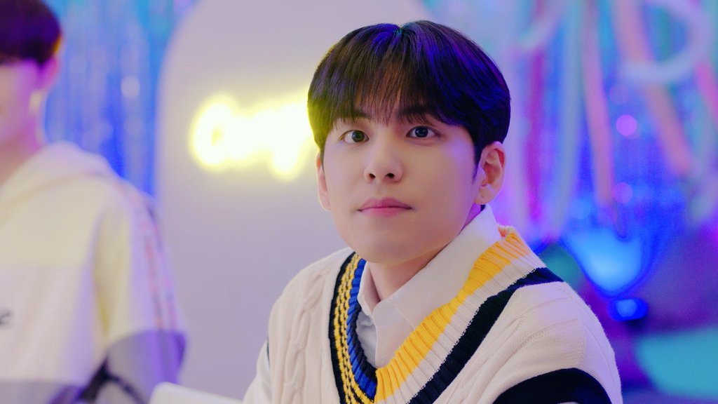 일진에게 반했을 때.. 지금 봐야 하나.. 내일부터 방학이라 내일 보려고 했는데 😢