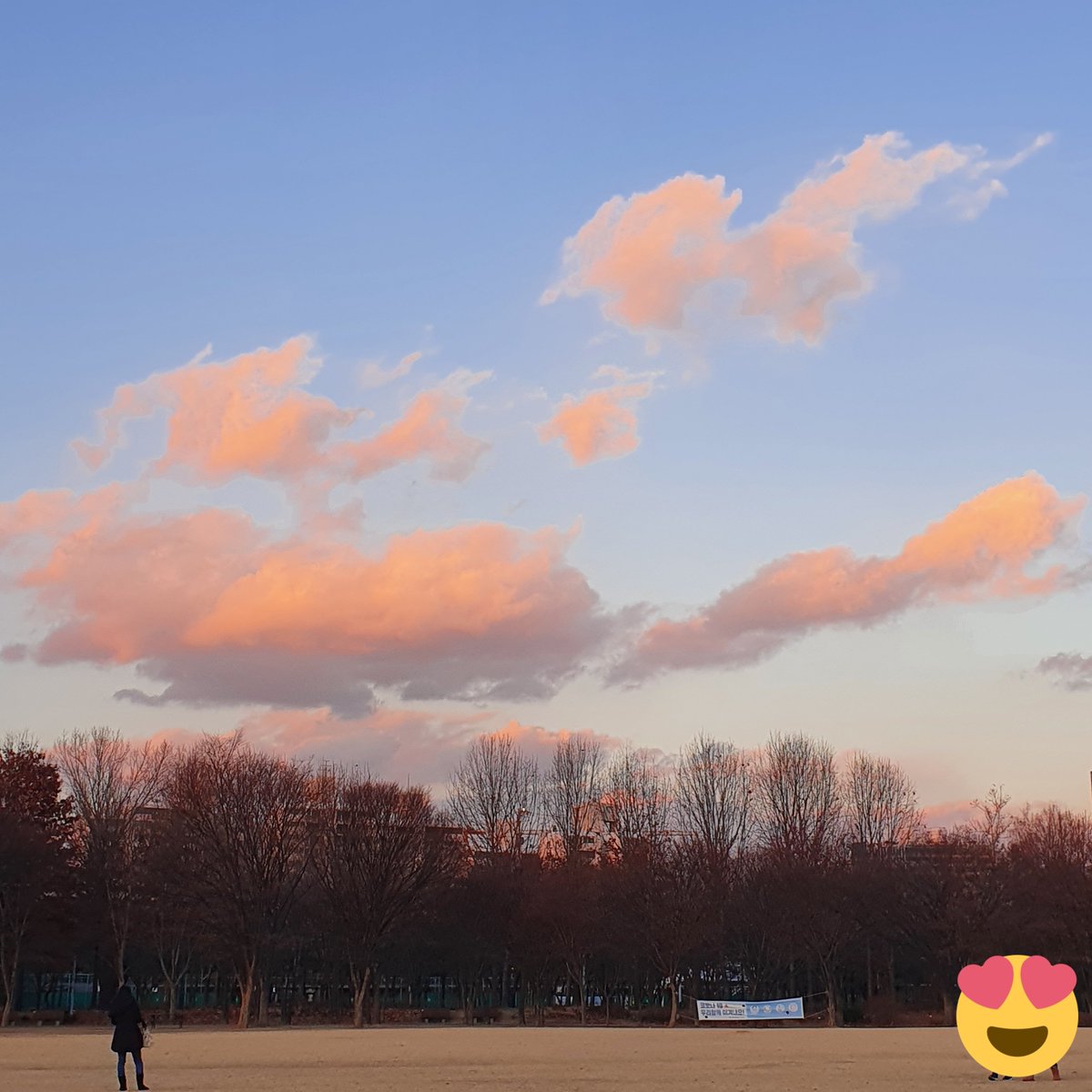 taebirth1230's tweet photo. 오늘 하루 모두들 행복하셨나요?

추운 날씨에도 피크닉 테이블 방문해주셔서 감사합니다💜

태형이 생일이라 그런지
저녁 하늘과 구름도 너무 예뻐서 
아미님들과 공유합니다🥰

남은 태천절도 햅뷔한 시간들로 가득하시길 바랍니다!

태형아 생일축하해🎉
#HAPPYVDAY
#아미의베프_태형아생일축하해 https://t.co/hBGYBZ2UCy
