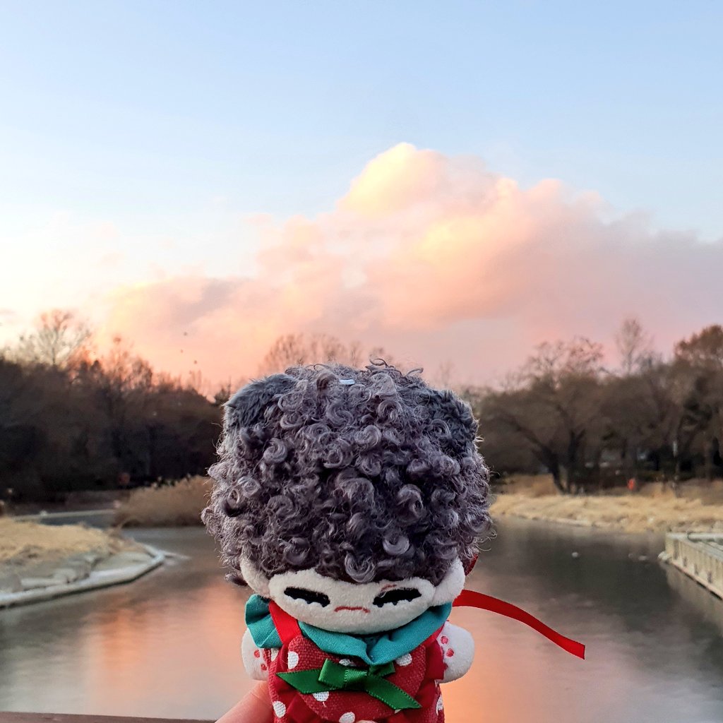 taebirth1230's tweet photo. 오늘 하루 모두들 행복하셨나요?

추운 날씨에도 피크닉 테이블 방문해주셔서 감사합니다💜

태형이 생일이라 그런지
저녁 하늘과 구름도 너무 예뻐서 
아미님들과 공유합니다🥰

남은 태천절도 햅뷔한 시간들로 가득하시길 바랍니다!

태형아 생일축하해🎉
#HAPPYVDAY
#아미의베프_태형아생일축하해 https://t.co/hBGYBZ2UCy