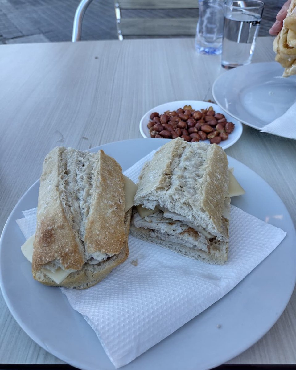 anamaolaya's tweet photo. Disfrutando del último almuerzo del año en la Cervecería Maria C/serrería 34 #MadeinVLC @popularesVLC @ppmaritimo https://t.co/bq4xlOUr8u