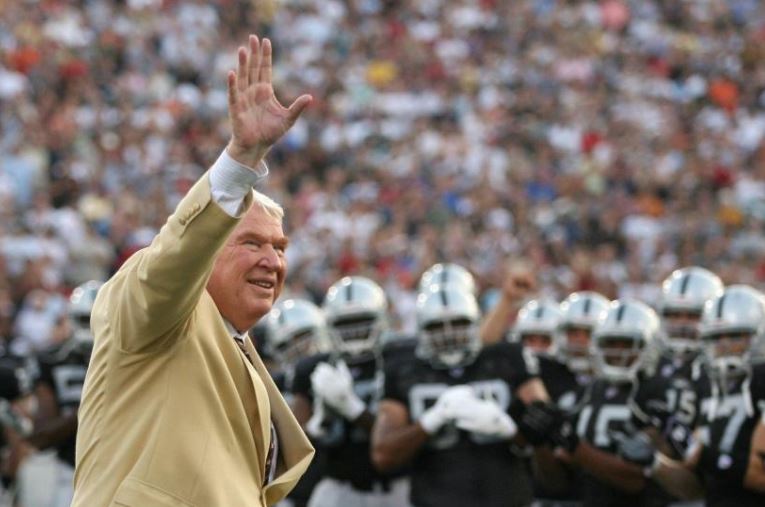Coach et commentateur NFL légendaire, John Madden, décédé mercredi à 85 ans, était une icône populaire unique en Amérique. 

Jusqu'à devenir figure de proue d'un jeu vidéo et changer la tradition à Thanksgiving ow.ly/97Bm30s5C1W