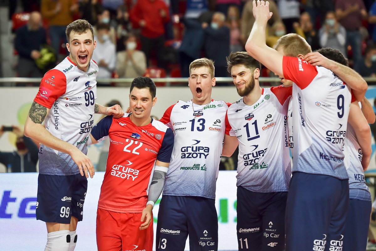 ZAKSAofficial's tweet photo. W takich nastrojach planujemy wejść w #NowyRok!! Jest co świętować, w końcu za nami największy sukces w historii klubu #ZLM21 💪🥳 https://t.co/hQ73kTeOlI